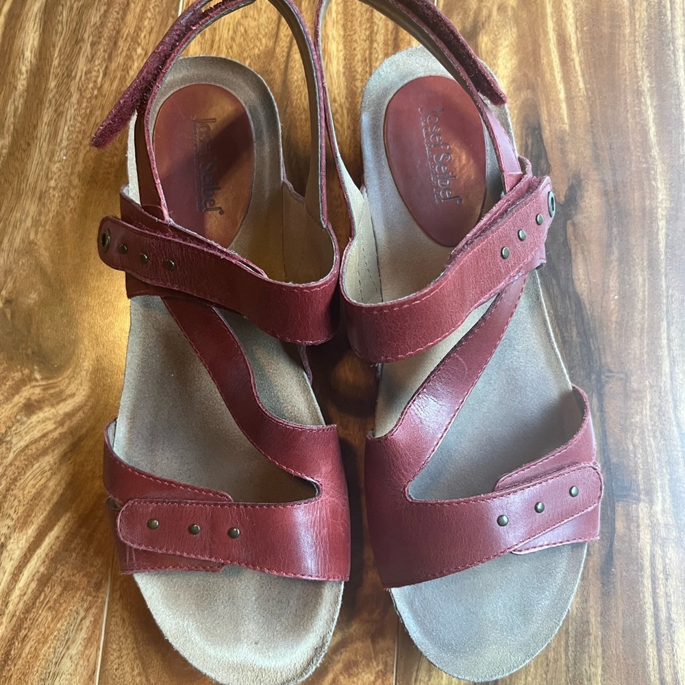 Red sandals/Josef Siebel